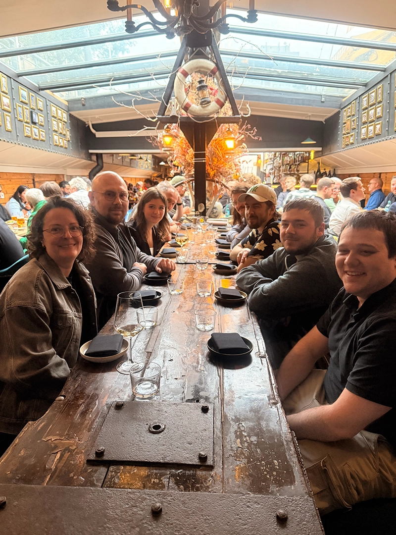 JAEMACOM Team beim gemeinsamen Abendessen