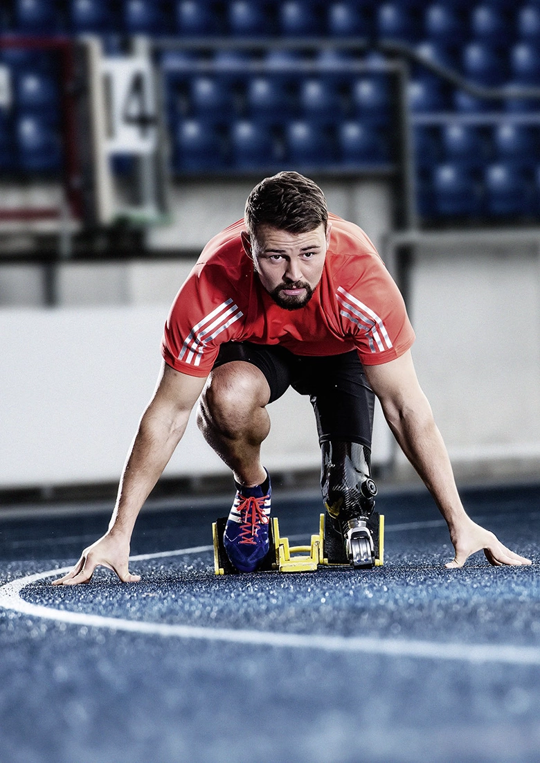 Sprinter mit Ottobock-Prothese am Startblock