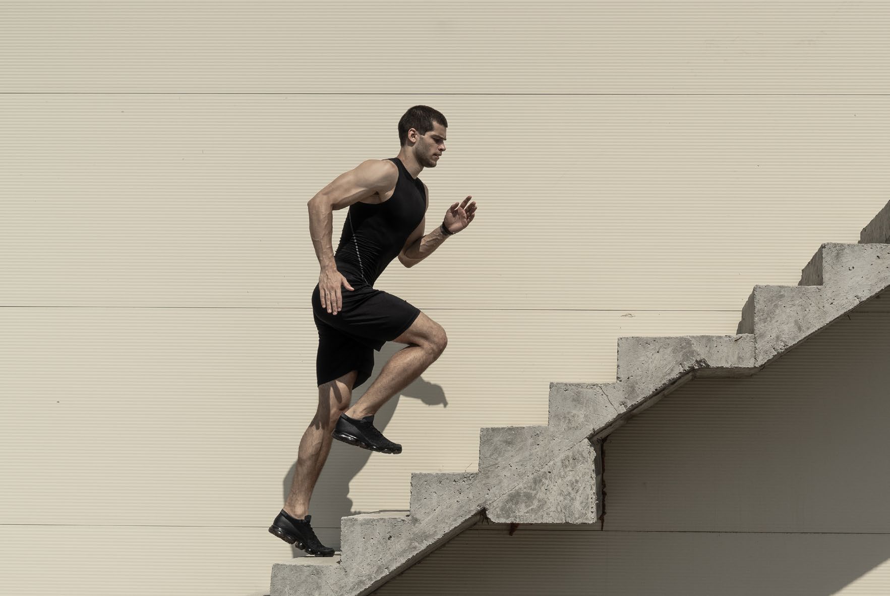 Sportler läuft eine Treppe hinauf