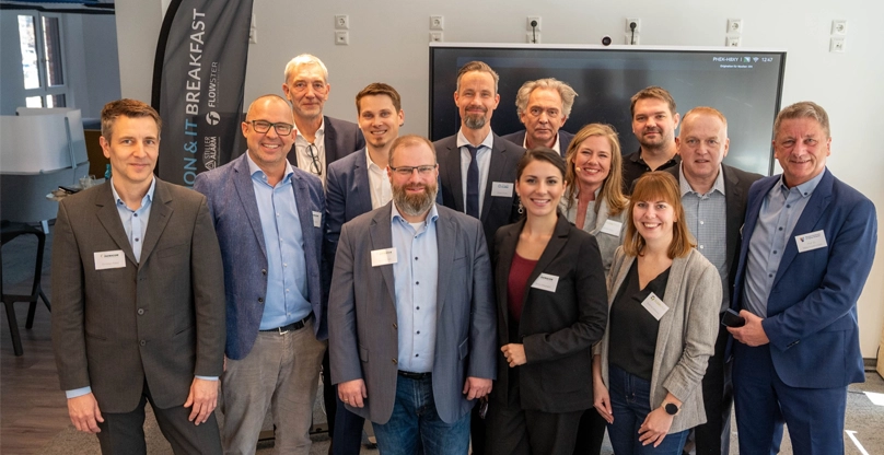 JAEMACOM Team beim IT-Frühstück Event mit Flowster und Stiller Alarm, Gruppenfoto der Kollegen in Business-Kleidung