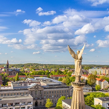 Blick über Potsdam mit Engelsstatue und Stadtpanorama